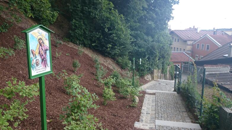 Schlossberggasse mit Kreuzweg