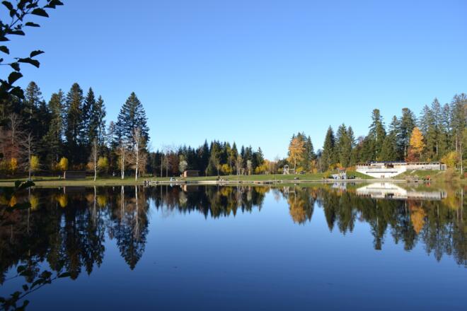 Waldseebad im Herbst