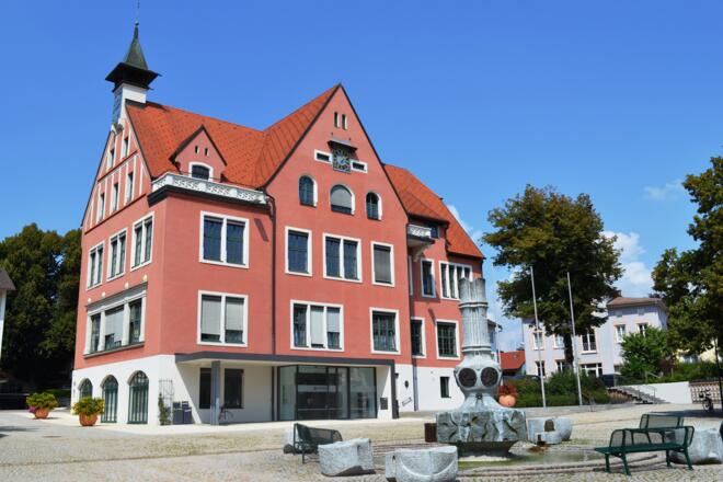 Lindenberger Rathaus mit Stadtbrunnen