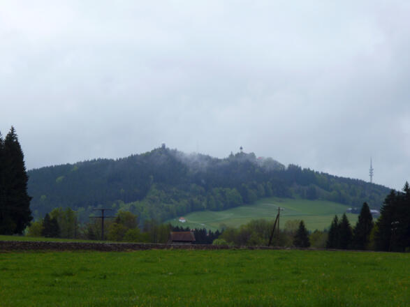 Westlich von Hohenpeißenberg bietet sich ein schöner Blick auf den Hohen Peißenberg mit der Wetterstation und der Wallfahrtskirche.