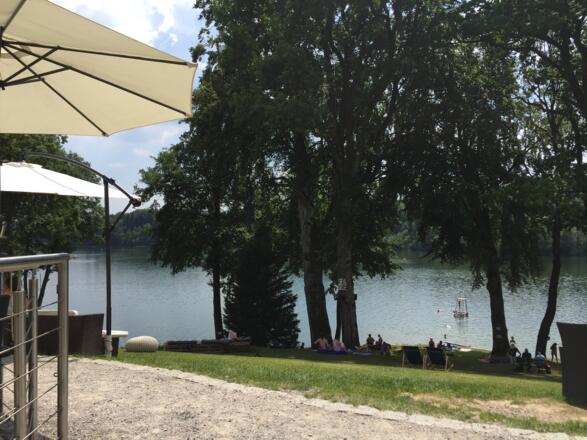 Blick von Restaurant Terrasse zum Steinsee
