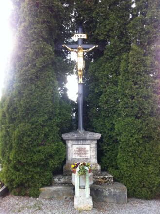 Kreuz im Friedhofsgelände