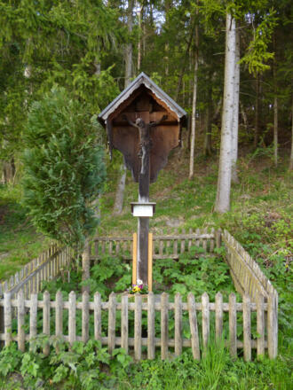 Wegkreuz an der Straße nur wenig östlich der ersten Häuser von Hohenpeißenberg.