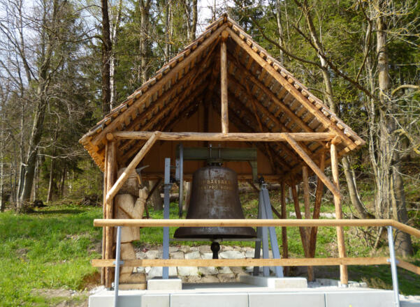 Die Barbaraglocke, die der Schutzpatronin der Bergleute, der heiligen Barbara gewidmet ist, befindet sich nur wenige Meter neben dem Hauptstollen.