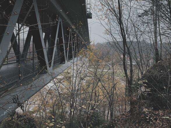Seitenansicht der Großhesseloher Brücke