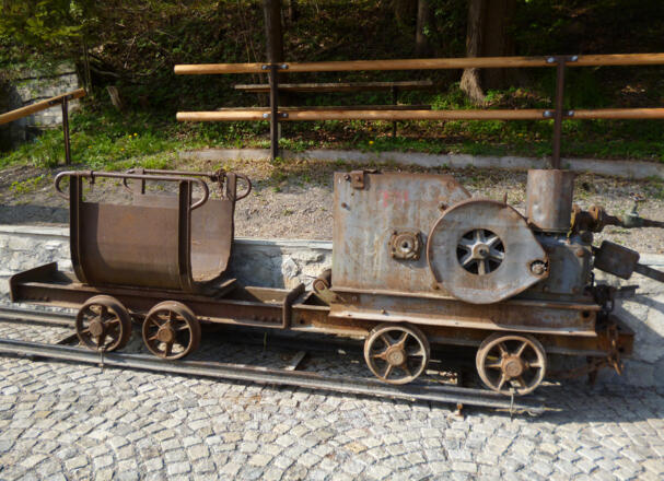 Neben dem Eingang zum Hauptstollen erinnert diese Lore an den Bergbau am Hohen Peißenberg.