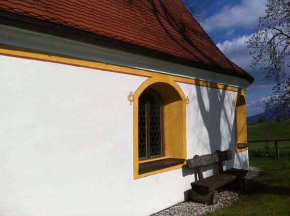 Von der Kirnberg Kapelle hat man einen schönen Weiblick nach Antdorf und auf das Alpenmassiv