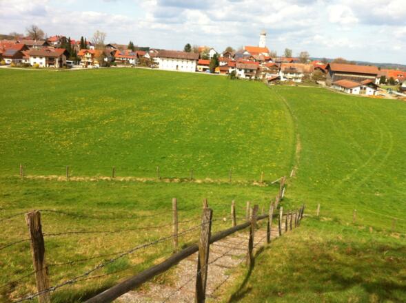 Weiblick nach Antdorf von der Kirnberg Kapelle