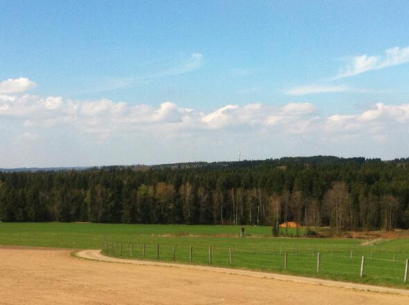 Weitblick von Oberhof auf den Hohen Peißenberg