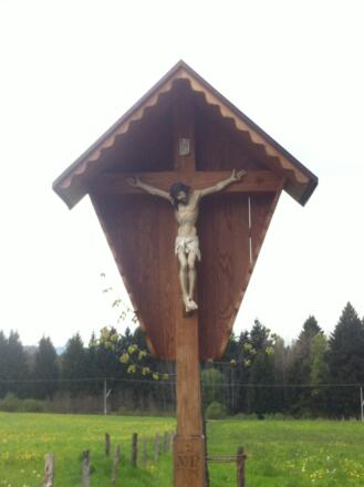 Wegkreuz westlich der Bahnlinie nach Huglfing