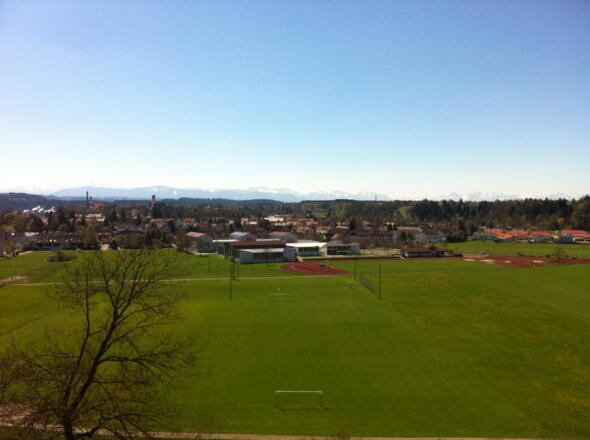 Vom Höhenweg am Klinikum hat man einen grandiosen Weitblick auf die Alpen und Schongau