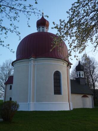 Die Heuwinklkapelle - links die zweigeschossige Sakristei, rechts der Vorbau mit dem Glockenturm.
