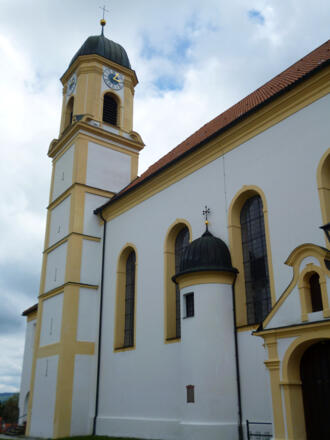 Die Pfarrkirche St. Nikolaus in Bernbeuren.