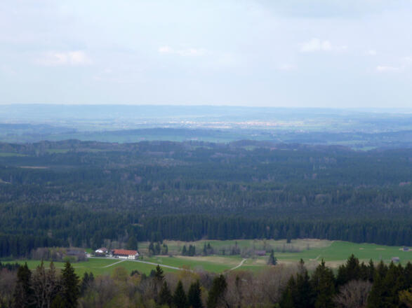 Bei klarer Sicht reicht der Blick nach Norden bis zum Ammersee und Starnberger See.