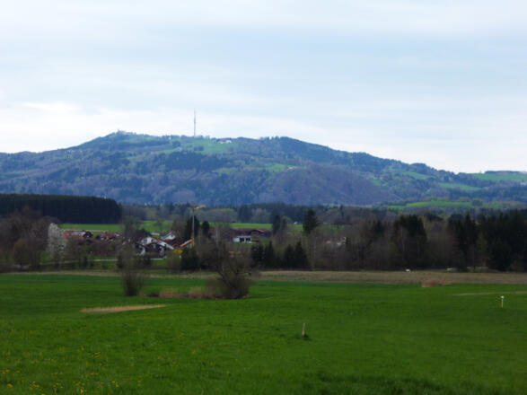 Blick über die Häuser von Obermaxlried hinweg zum Hohen Peißenberg.