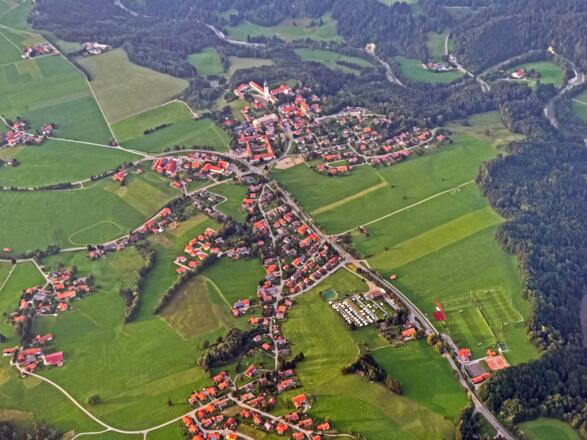 Der Campingplatz &quot;Richterbichl&quot; am Ortsrand von Rottenbuch aus der Vogelperpektive