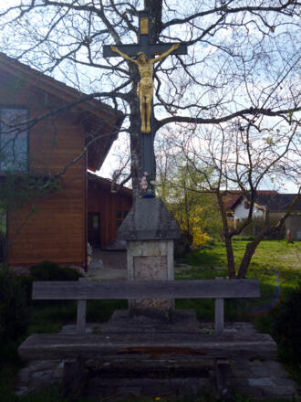Wegkreuz mit Bank am östlichen Ortsrand von Eberfing.