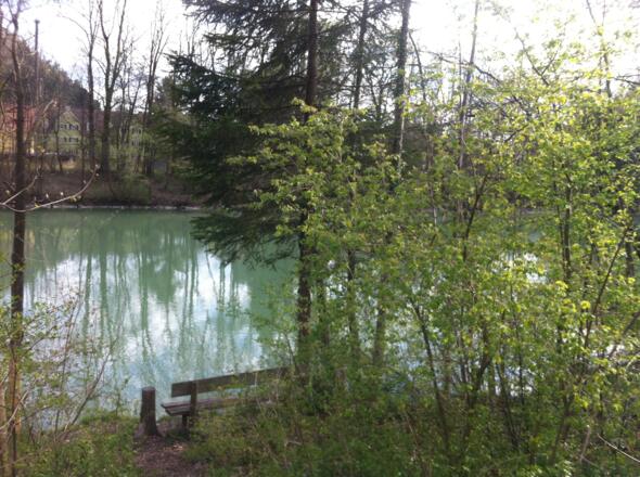 Am Lechufer gibt es viele Bänke zur Rast