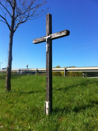 Wegkreuz an der Unterführung der B472