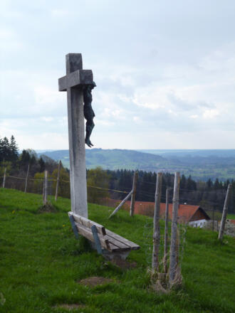 Bank mit Kreuz am Aussichtspunkt Dreiseenblick bei Geigersau.