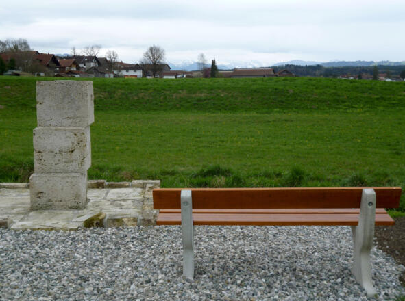 Würfel aus ehemals in Huglfing abgebautem Tuffstein wenig außerhalb von Oberhausen.