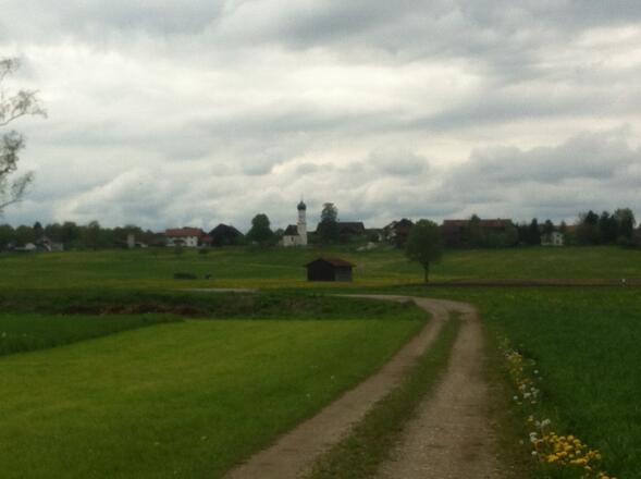 Weitblick auf die Kirche St. Benedikt in Tauting