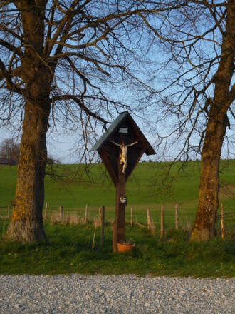 Wegkreuz auf dem freien Feld südöstlich von Iffeldorf.