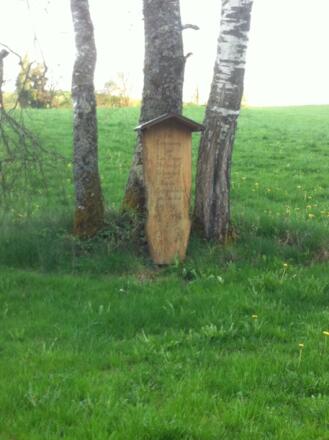Holztafel als Erinnerung an Familie Mayer
