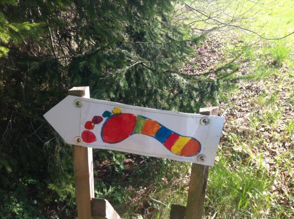 Das Schid weist den Weg zu den Stationen im Wald