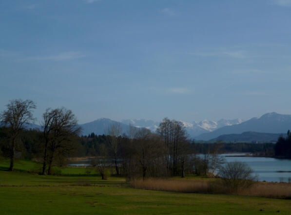 Traumhafter Blick über den Großen Ostersee hinweg auf die Bayerischen Alpen.