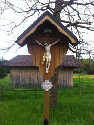 Wegkreuz nördlich von Untersöchering, errichtet zur Flurbereinigung