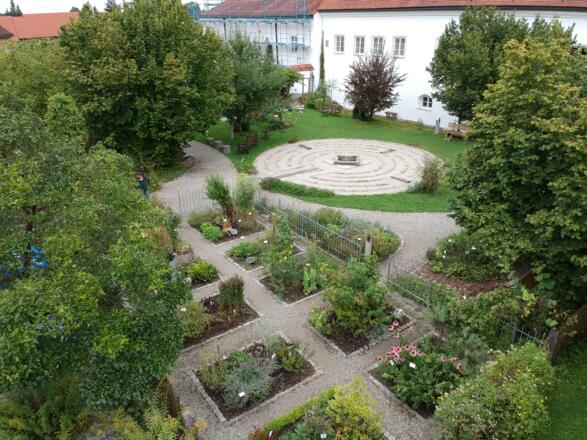Der Klostergarten in Steingaden mit Labyrinth