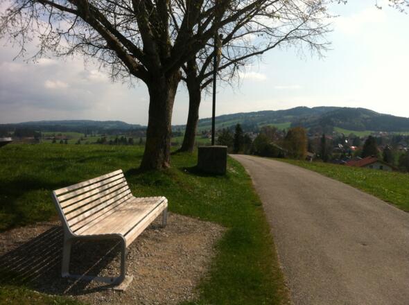 Die Bank an der Panoramatafel mit 57 Berggipfeln lädt zum Verweilen ein