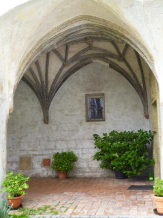 Der offene Eingang zum Kreuzgang.