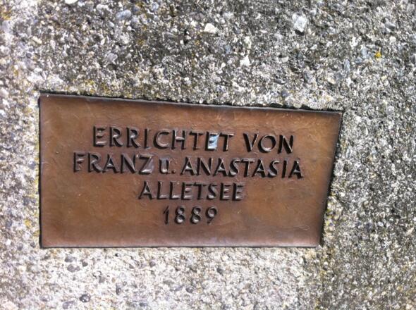 Die Tafel am Wegkreuz errinnert an das Ehepaar Alletsee