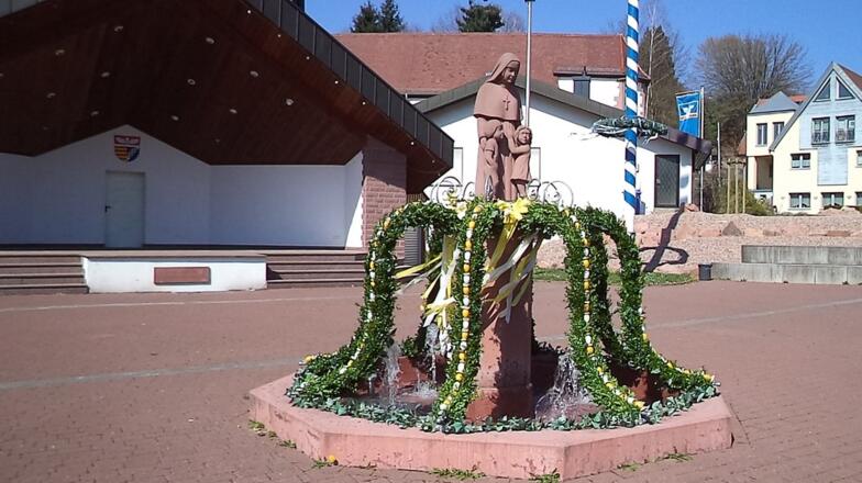 Osterbrunnen am Maria Sternplatz Dammbach
