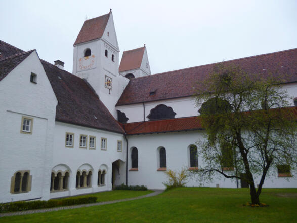 Das Welfenmünster von der Rückseite mit Blick auf den Kreuzgang.