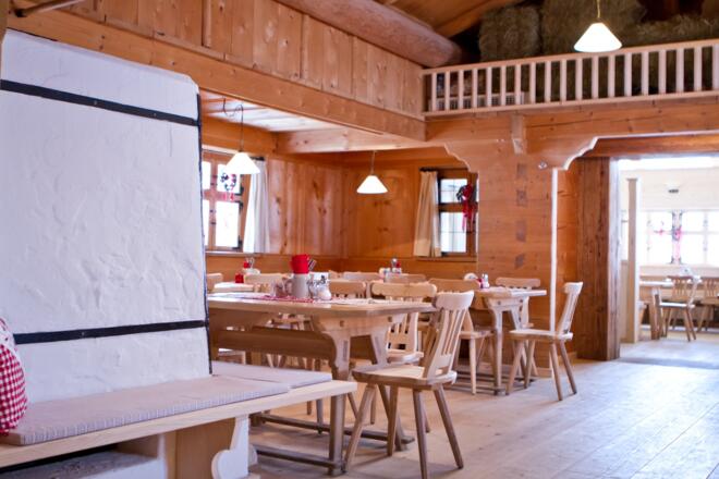 Kolbensattelhuette Gaststube