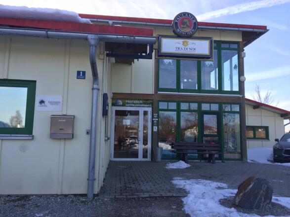 Eingang Restaurant Tra Di Noi ebenerdig, Toiletten ebenerdig, Türbreite unter 58 cm.