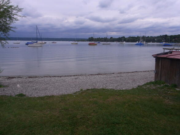 Die idyllische Uferpromenade in Herrsching am Ammersee.
