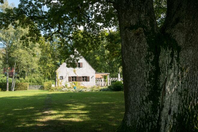 Viele große Grundstücke mit alten und neueren Villen reihen sich aneinander