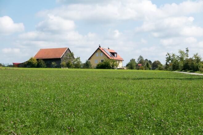 Oben auf dem Kühberg. Erste Gebäude von Bachern