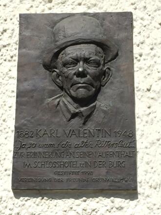 Zur Erinnerung an Karl Valentin am Schlosshotel Grünwald