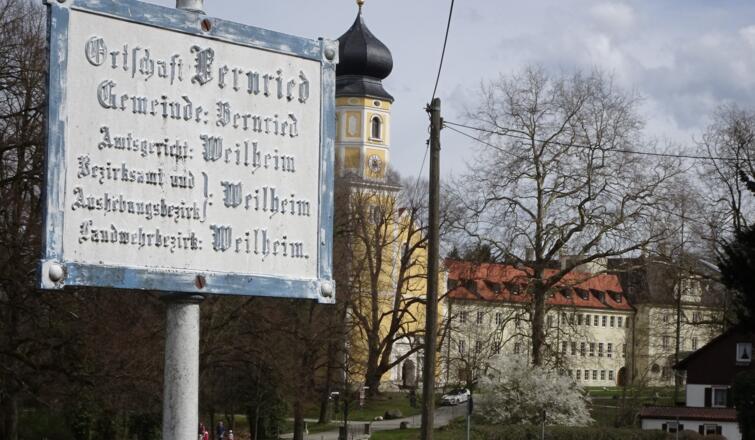 Alte Ortstafel beim Bernrieder Kloster