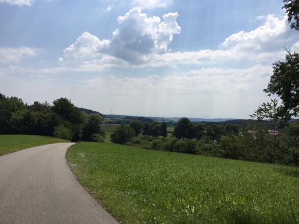 Rechts Falkenberg in Sicht (Vorsicht steile Abfahrt)