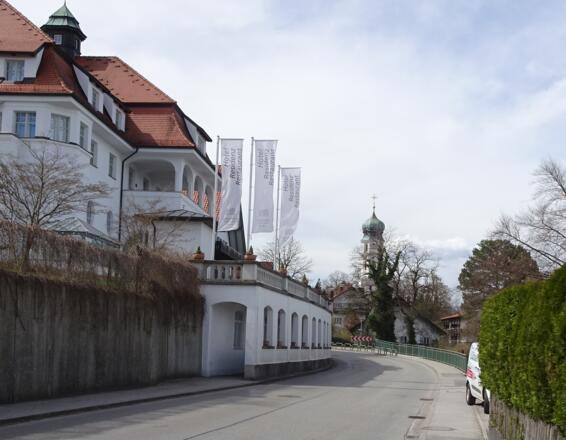 In Seeshaupt: Gegenüber der Seeresidenz geht es zum See hinunter.