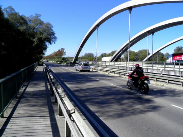 neben der Autobahn über die Amper