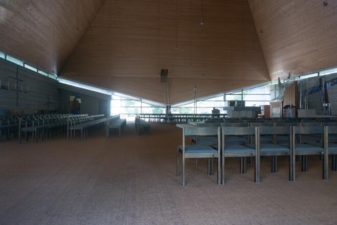Innenraum der modernen Kirche in Breitbrunn