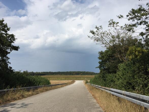 Nach Autobahnbrücke rechts abbiegen, Richtung Schleißheim