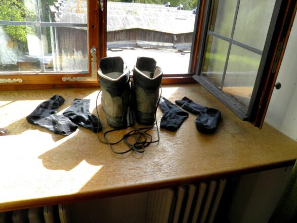 Wessobrunn: Schuhe trocknen in Klosterzelle